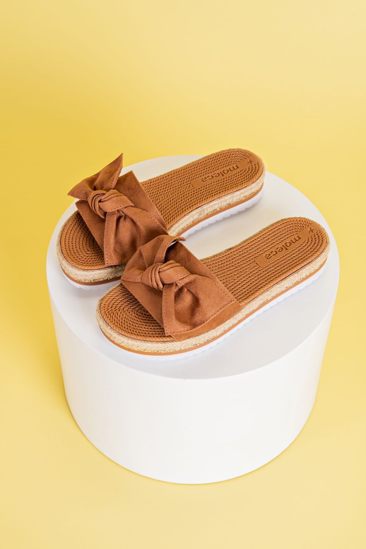 Women's sandal with comfortable sole and bow detail at the top