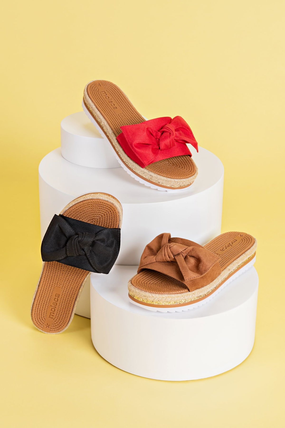 Women's sandal with comfortable sole and bow detail at the top