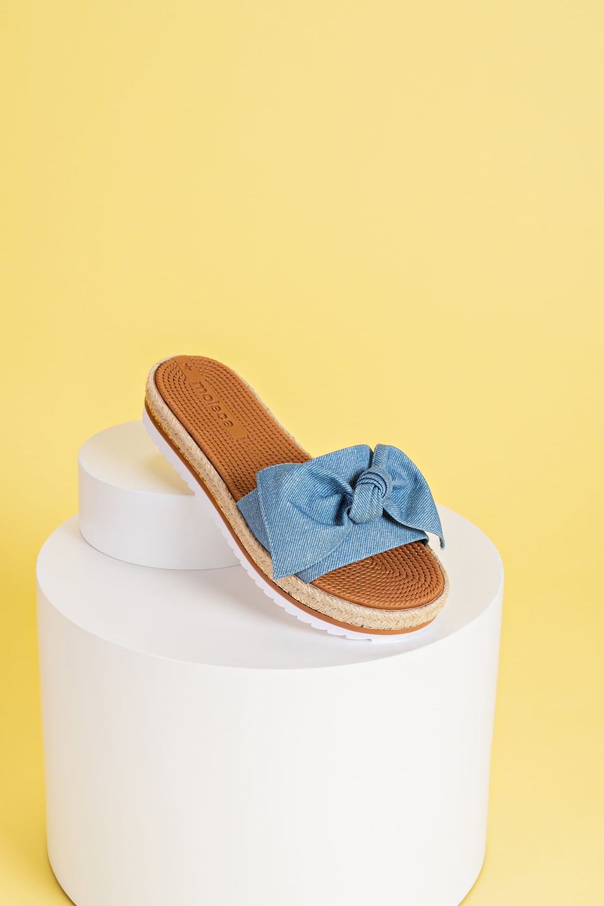 Women's sandal with comfortable sole and bow detail at the top